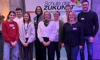 Die Schüler und Lehrkräfte der Realschule plus im PAMINA-Schulzentrum Herxheim mit Schulleiterin Magdalena Mayer (4. von links) beim „Forum: Zukunft" in Mainz. Foto. Schule. Pressefrei. 