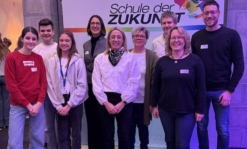Die Schüler und Lehrkräfte der Realschule plus im PAMINA-Schulzentrum Herxheim mit Schulleiterin Magdalena Mayer (4. von links) beim „Forum: Zukunft" in Mainz. Foto. Schule. Pressefrei. 