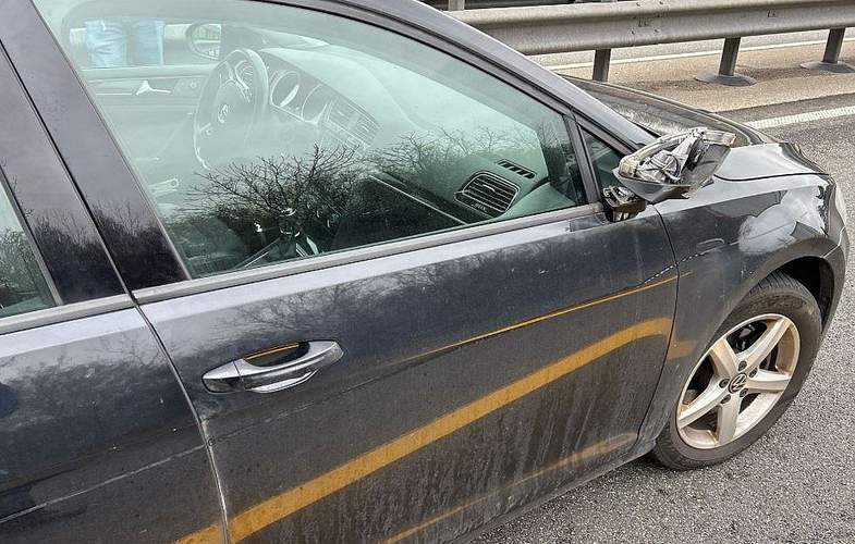 Ein Golffahrer hat beim Einscheren einen Lastwagen auf der A 65 übersehen. 
