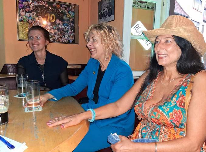 Marisa Kugler (r.): „Eine Begegnungsstätte, wo man auch als alleinstehende Frau reingehen konnte“. Foto. Hi.
