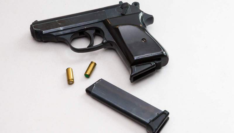 In Weidenthal haben zwei junge Männer am Bahnhof in die Luft geballert. 