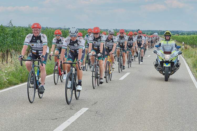 Rund 120 Teilnehmer werden im Sommer bei der Vor-Tour der Hoffnung für den guten Zweck durch die Südpfalz radeln. Vorne rechts ist Vor-Tour-Südpfalz-Kümmerer und suewpress.de-Mitarbeiter Rudi Birkmeyer aus Offenbach zu sehen. Foto. Vor-Tour der Hoffnung. Frei.