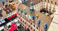 Auch vor dem NWer Rathaus und auch im Innenhof wird mit einem Fest an den Akt von 1832 auf dem Hambacher gedacht. Und auf dem Schloss selbstredend auch. 