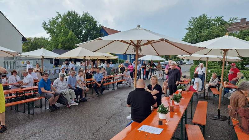 Genau zu Beginn des Festaktes 75 Jahre Baugenossenschaft BZA hatte Petrus ein Einsehen und stellte das Gewitter am gestrigen Freitag über BZA ein. Gut 100 Gäste fanden dann doch noch den Weg in die Schillerstraße. Foto. rw. 