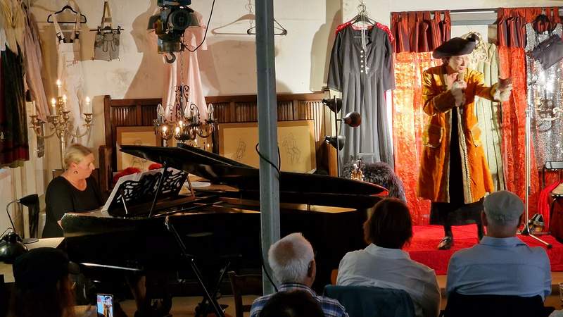 In Begleitung am über 100 Jahre alten Flügel durch Isabelle. Foto. rw. 