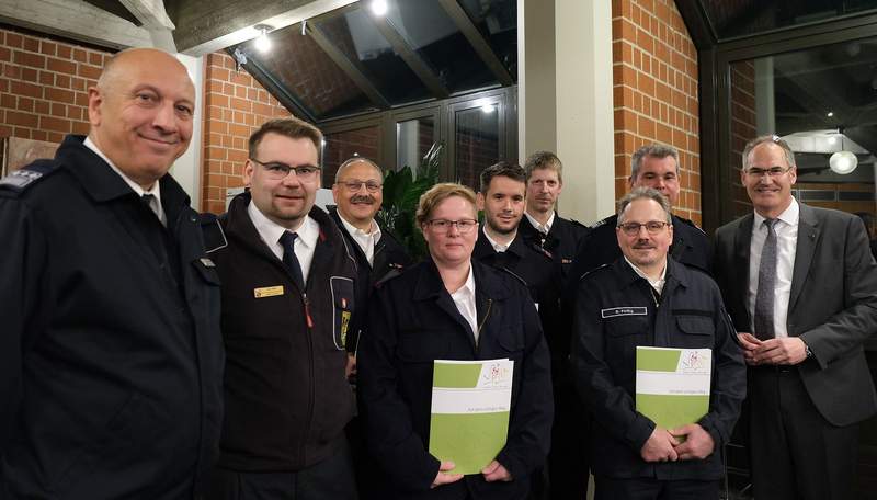 Von rechts nach links. SÜW-Landrat Dietmar Seefeldt, Karsten Moock (hinten, stellv. BKI), Sascha Feitig (vorn), Heiko Mees, Daniel Hey, Sabine Reidt, Roland Götz, Jens Thiele (BKI) und Michael Trautmann (stellv. BKI). Foto. KV. SÜW. Pressefrei.