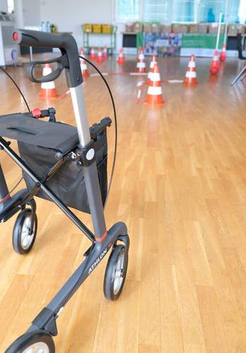 Sicherer Umgang mit dem Rollator lässt sich trainieren, wie zuletzt in Annweiler. Auf einem Rollator-Parcours können die Teilnehmender üben, ihre Gehhilfe sicher zu nutzen. Archivfoto. KV. SÜW. 