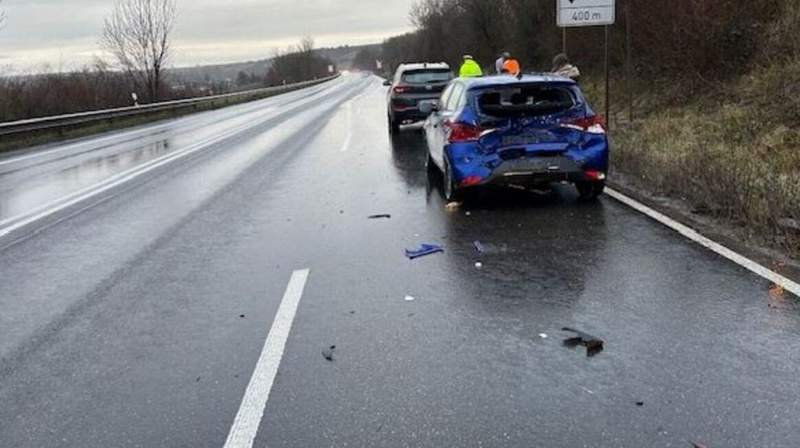 In der heutigen Mittwochfrüh kam es auf der B 10 bei Albersweiler zu 3 Unfällen in Folge von Glätte. 