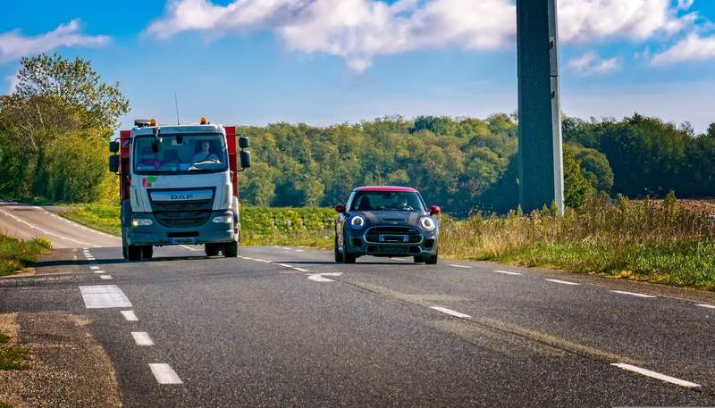 Riskantes Überholmanöver auf der B 272 am gestrigen Montagmorgen. Es kam zum Streifschaden mit dem Gegenverkehr. 