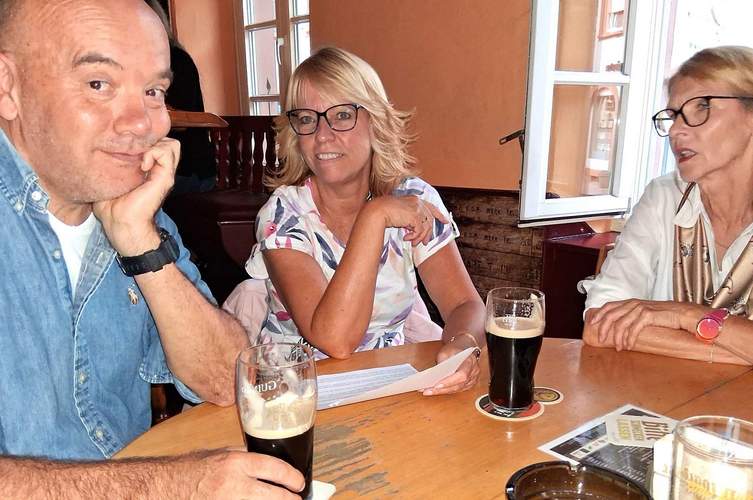 „Ein Schmelztiegel, wo dich keiner fragte, wer du bist“. Marcel und Felicitas Heyne, Iris Grötsch (v. links). Foto. Hi.