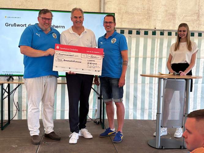 Spendenübergabe an den Verein Team Bananenflanke. Foto: Seefeldt.