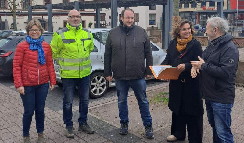 Von links. Dr. Ulrike Sacher (Landschaftsarchitektin), Andreas Wagner (ALM Galabau), Beigeordneter Heiko Heymanns, Klimaschutzmanagerin Kristina Schneider und Stadtratsmitglied Helmut Schwehm. Foto. VG. Edenkoben. Frei. 