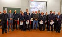 Bürgermeister Christian Burkhart, der stellvertretende Wehrleiter Andre Schuster (2. v.l.), Wehrführer Markus Schrauder (4 .v.l.) und Ortsbürgermeister Andreas Gerdon (7.v.r.) mit den beförderten und geehrten Feuerwehrleuten. Foto. Simon Deobald. Pressefrei.