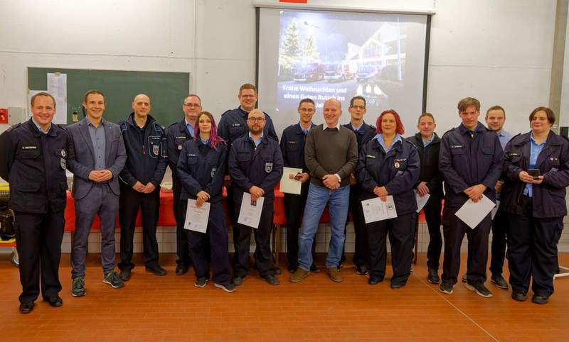 Bürgermeister Christian Burkhart, der stellvertretende Wehrleiter Andre Schuster (2. v.l.), Wehrführer Markus Schrauder (4 .v.l.) und Ortsbürgermeister Andreas Gerdon (7.v.r.) mit den beförderten und geehrten Feuerwehrleuten. Foto. Simon Deobald. Pressefrei.