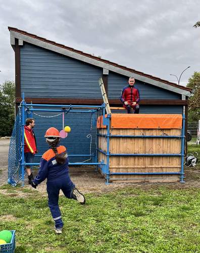 Wer den Ball beim DRLG-Heim in Landau auf die Zielscheibe traf, sorgte dafür, dass der junge Mann auf seinem Podest ins Wasser fiel. Foto. KV. SÜW. Frei.