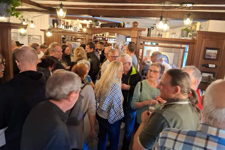 Volles Haus mit vielen Freunden, Bekannten und prominenten Persönlichkeiten. Foto. Günter Hirschmann.