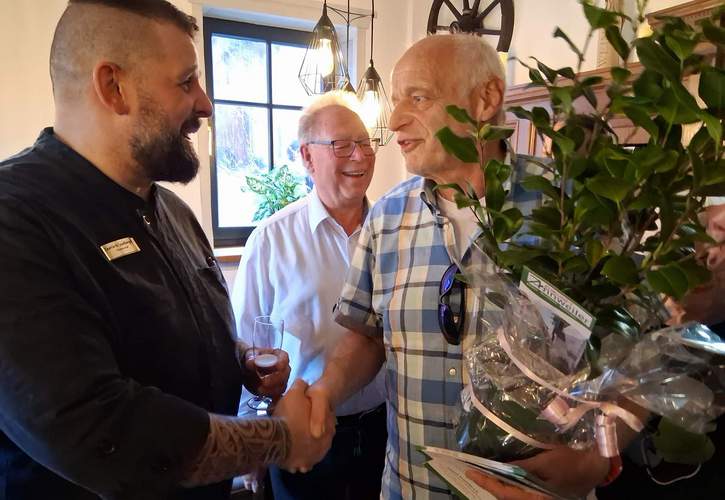 Dominik Spielberger im Walter Herzog, Vorsitzender von Zukunft Annweiler: „Wir freuen uns auf die Zusammenarbeit mit einem baldigen neuen Mitglied“. Foto. Günter Hirschmann.Gespräch mit Werner Kempf (l.) … und … Rudolf Werner (r.). Foto. Günter Hirschmann.