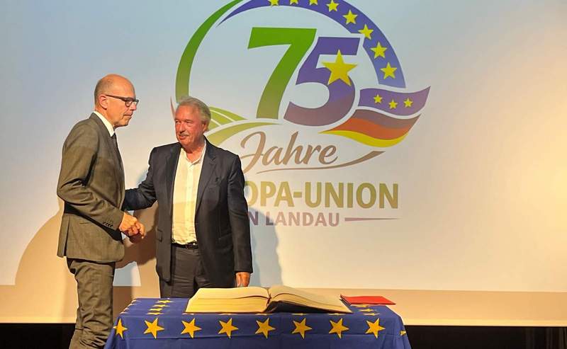Bei der Jubiläumsfeier der Europa-Union in LD, bei der auch OB Dominik Geißler (links im Bild) sprach, trug sich Jean Asselborn ins Goldene Buch der Stadt ein. Foto. Stadt. LD. Frei. 