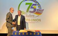 Bei der Jubiläumsfeier der Europa-Union in LD, bei der auch OB Dominik Geißler (links im Bild) sprach, trug sich Jean Asselborn ins Goldene Buch der Stadt ein. Foto. Stadt. LD. Frei. 