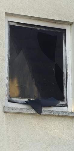 ... über das Ausmaß des Schadens. Alles verrußt. In diesem Zimmer könnte der Brand ausgebrochen sein. 