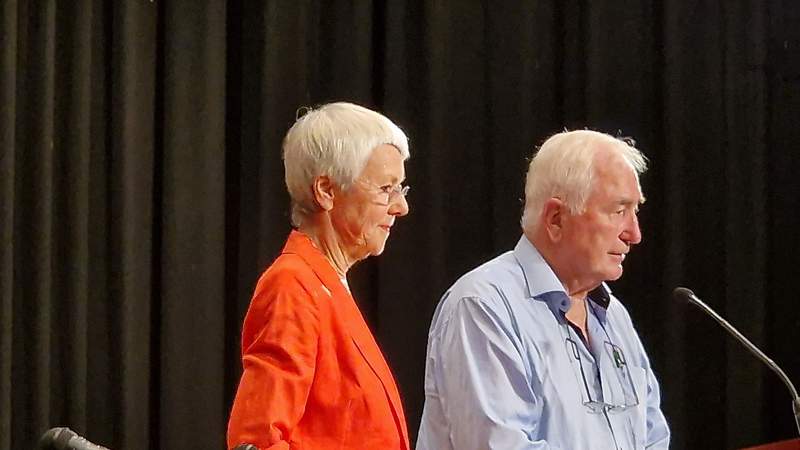 Special-Guest bei den Pleisweilerer Gesprächen am heutigen Sonntag im Haus des Gastes in BZA: Journalistin Gabriele Krohn-Schmalz. Hier mit dem Gründer der Gespräche, Albrecht Müller aus Pleisweiler, einst im Wahlkampfteam um Willy Brandt. Foto. rw. 