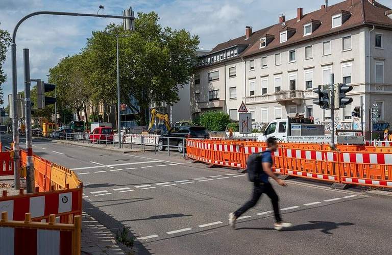 Seit September 2024 gestaltet die Stadt KA die Kreuzung der Hirsch- und Kriegsstraße um. Am kommenden Freitag wird ein neuer Bauabschnitt angegangen. Foto. Stadt KA. Boris Burghardt. Frei.