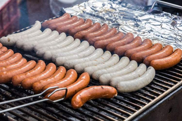 Da hat sich wohl jemand für eine große Grillparty illegal eingedeckt, indem er einen Kühlanhänger bei Neupotz aufgebrochen und Bratwurst und Fischware gestohlen hat. 