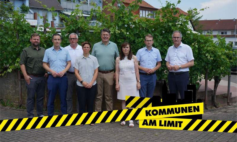 Gemeinsam am Aktionstag von rechts nach links. Landrat Dietmar Seefeldt, Bürgermeister Daniel Salm (VG Edenkoben), Bürgermeisterin Gabriele Flach (VG Maikammer) Bürgermeister Torsten Blank (VG LD-Land), Bürgermeisterin Kathrin Flory (VG BZA), Bürgermeister Christian Sommer (VG Herxheim), Bürgermeister Christian Burkhart (VG Annweiler) und Simon Wingerter, 1. Beigeordneter der VG Offenbach. Foto. KV. SÜW. Frei. 