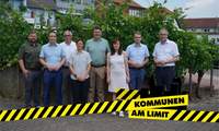 Gemeinsam am Aktionstag von rechts nach links. Landrat Dietmar Seefeldt, Bürgermeister Daniel Salm (VG Edenkoben), Bürgermeisterin Gabriele Flach (VG Maikammer) Bürgermeister Torsten Blank (VG LD-Land), Bürgermeisterin Kathrin Flory (VG BZA), Bürgermeister Christian Sommer (VG Herxheim), Bürgermeister Christian Burkhart (VG Annweiler) und Simon Wingerter, 1. Beigeordneter der VG Offenbach. Foto. KV. SÜW. Frei. 