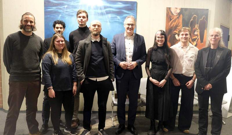Von links. Dozent Rainer Steve Kaufmann, Max Rupp, Aileen Wiese, Michael Jan Lars Kastor, Alexander Koch, Landrat Dietmar Seefeldt, Lea Krauß, Jakob Okunik und Professorin Tina Stolt bei der Ausstellungseröffnung. Foto. KV. SÜW. Frei. 