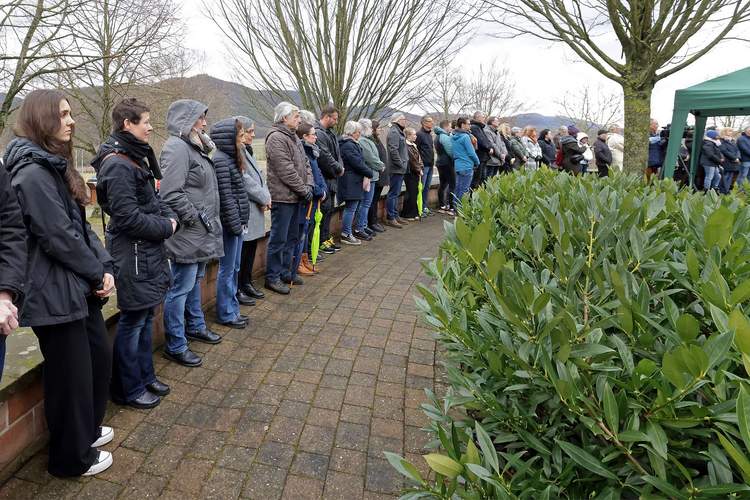 Teile der Belegschaft des Pfalzklinikums in stillem Gedenken am Mahnmal bei Klingenmünster. Foto. Norman Krauß. 