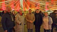 Südpfalz-MdL Sven Koch (CDU), auf dem Foto in Mitte, besuchte am gestrigen Freitagabend den Karolinenmarkt in BZA, um mit den Menschen ins Gespräch zu kommen. Foto. rw. 