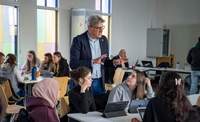 Bereits in der Schule lernen, wie man ein Unternehmen führt. 75 Schüler in der Südwestpfalz haben in das Metier nun reingeschnuppert. Foto. KV. Frei. 