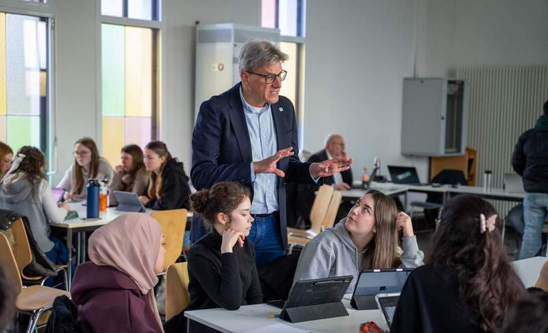 Bereits in der Schule lernen, wie man ein Unternehmen führt. 75 Schüler in der Südwestpfalz haben in das Metier nun reingeschnuppert. Foto. KV. Frei. 
