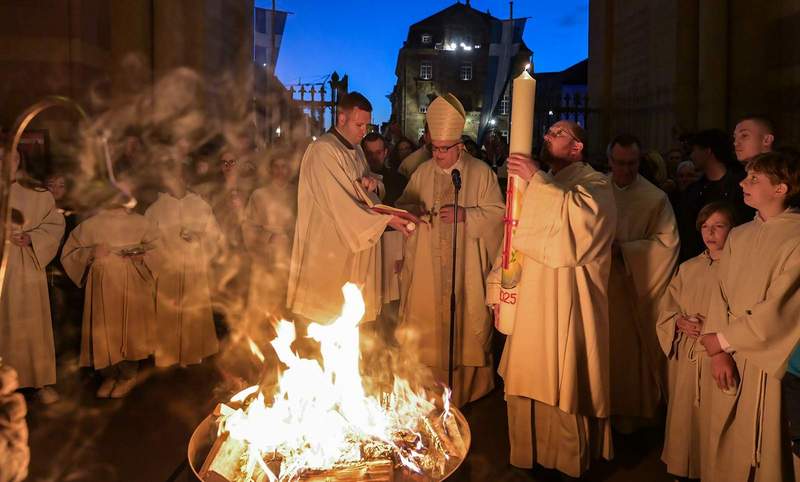 Die Osternacht im Dom zu SP. Bischof Wiesemann beim Entzünden des Osterfeuers am Portal. 
