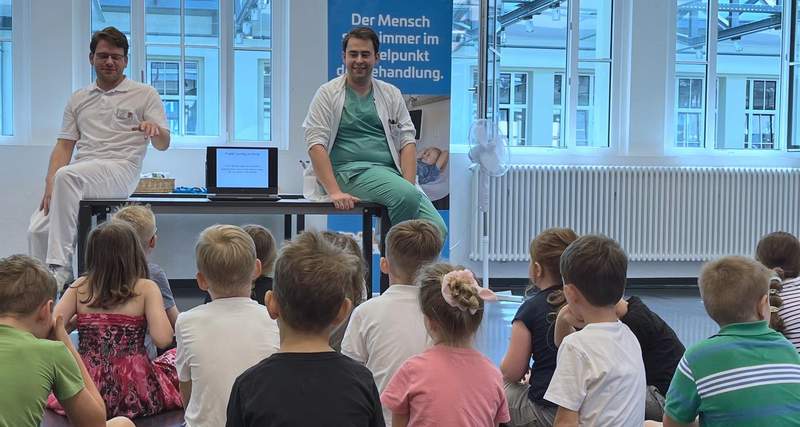 Ärzte und Schüler. Bewusstsein schaffen. Ängste abbauen. Ein Projekt des Krankenhauses in PS. Foto. Stadt. PS. Frei.