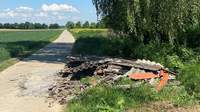 Asbest-Dachplatten im Feld bei Hochstadt entsorgt.