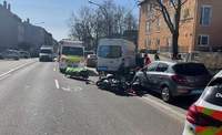 Eine Transporter-Fahrerin hat in PS beim Ausscheren vom P-Platz ein von hinten anfahrendes Krad übersehen und umgefahren. 