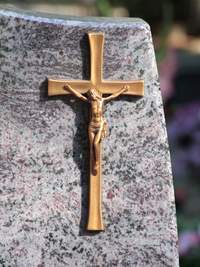 In Büchelberg haben Vandalen Gräber geschändet. Es wurden Kreuze und Statuen gestohlen und Grabschmuck von den Grabsteinen herausgebrochen. 