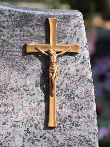 In Büchelberg haben Vandalen Gräber geschändet. Es wurden Kreuze und Statuen gestohlen und Grabschmuck von den Grabsteinen herausgebrochen. 