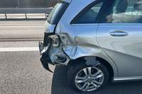 2 Totalschaden in Folge eines Auffahrunfalles auf der B 10 kurz zur Überleitung auf die A 65 bei LD. 