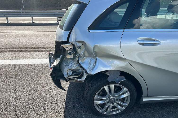 2 Totalschaden in Folge eines Auffahrunfalles auf der B 10 kurz zur Überleitung auf die A 65 bei LD. 