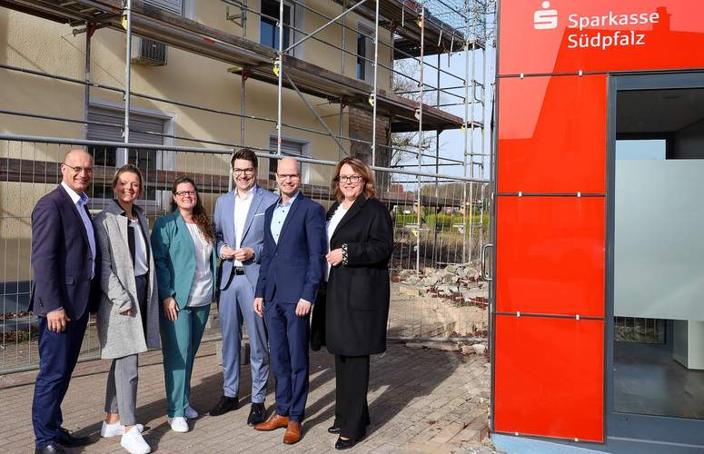 Bürgermeister der Verbandsgemeinde Jockgrim Karl Dieter Wünstel, Geschäftsführerin der S-Immobilien Invest GmbH Tanja Treiling und Ortsbürgermeisterin von Rheinzabern Sabrina Welker im Austausch mit dem Vorstandsteam der Sparkasse Südpfalz, Benjamin Hirsch, Svend Larsen und Iris Kommritz (v.l.n.r.). Foto. Sparkasse Südpfalz. Pressefrei.