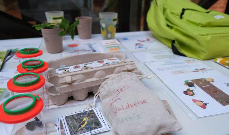 Der „Spetzi Entdecker-Rucksack Wald“ enthält viele Materialien, um die Natur vor der Haustür zu entdecken. Foto. KV. SÜW. Frei.