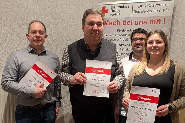 Von links. 1. Vorsitzender Heiko Nebert, 2. Vorsitzender Arno Hirsch, Bereitschaftsleiter Marco Wilhelm und Marie-Thérèse Faber. Foto. DRK. Frei.