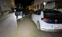 Der Fahrer des grau-/blauen Mazda ist am gestrigen Mittwoch in der Schweighofener Hauptstraße an einen geparkten VW gekracht. 