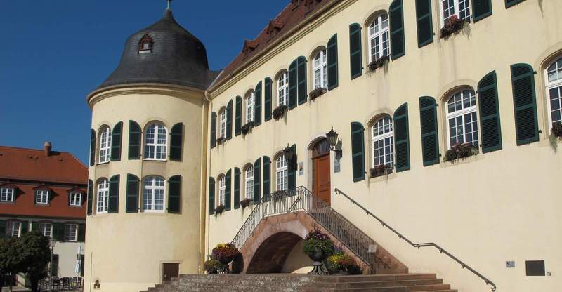 Sie residieren im Schlossturm von BZA und fordern via Steuergeld von teuren Anwälten eine Gegendarstellung von suewpress.de. Foto. rw.