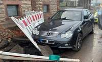 Ende einer Verfolgungsjagd in ZW. Der Mercedes war zuvor gestohlen worden. Von einem 18-Jährigen ...