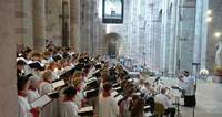 Der Domchor im voll besetzten Gotteshaus bei der Marienandacht am Samstag. 