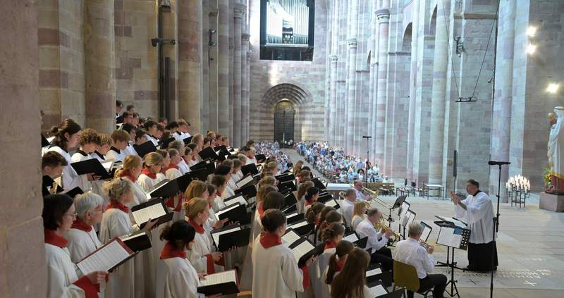 Der Domchor im voll besetzten Gotteshaus bei der Marienandacht am Samstag. 